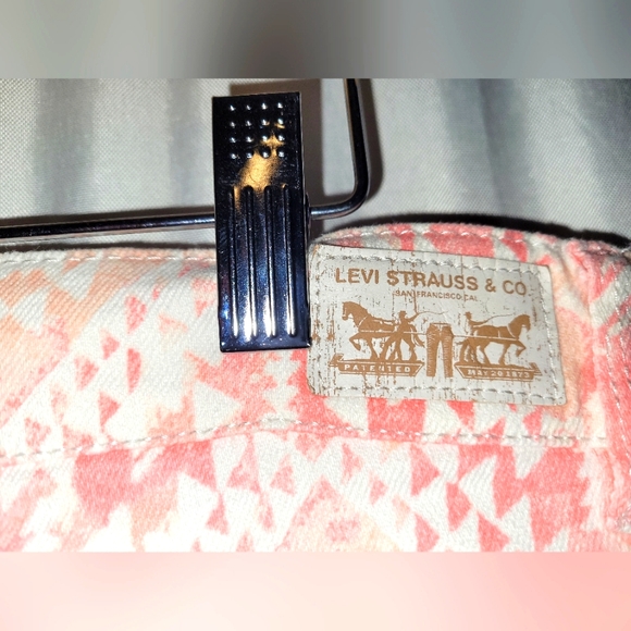 Plus size Levis shorts - Picture 3 of 10